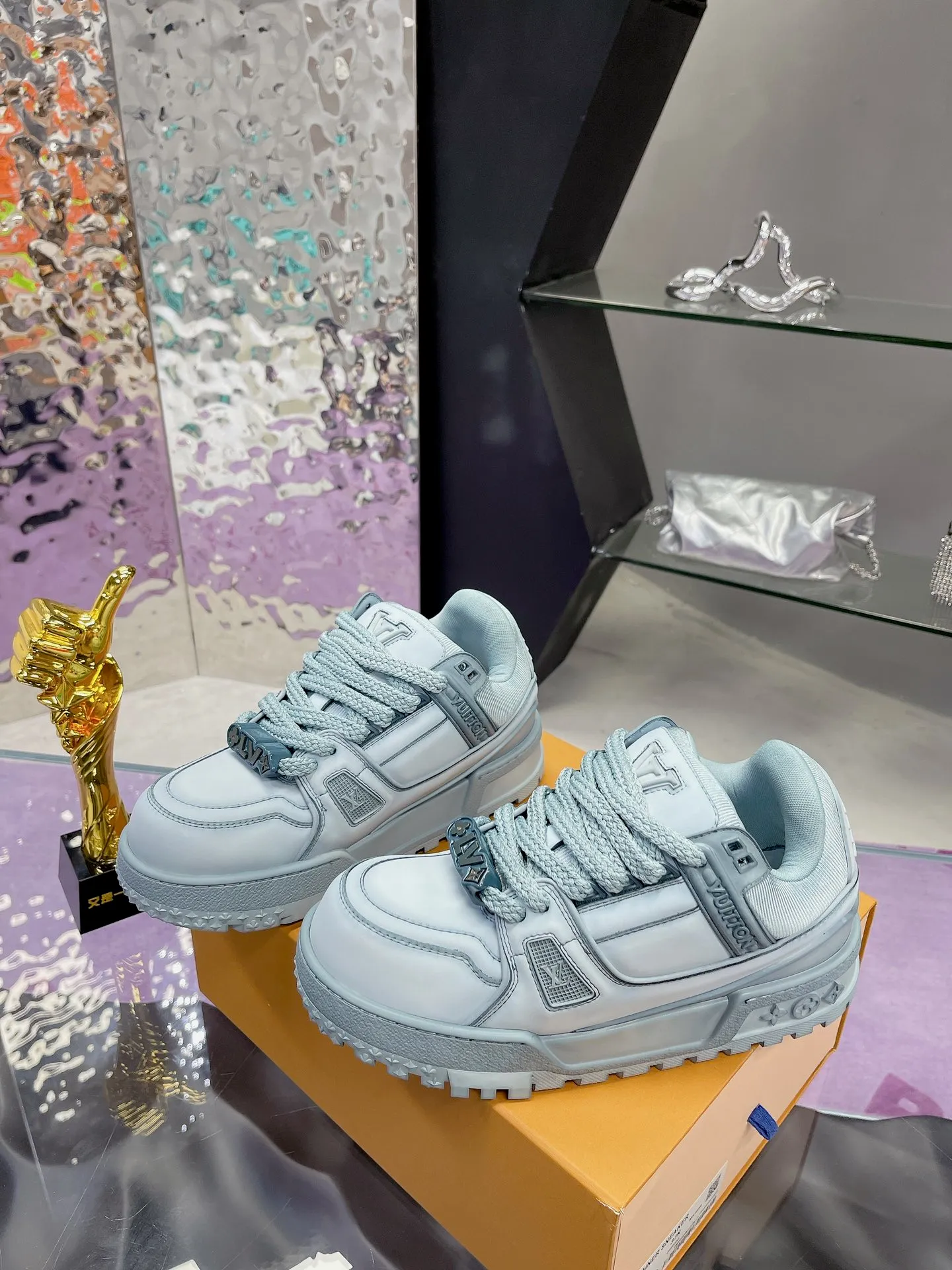 Men's shoes 💰1020❤️❤️❤️ LV donkey brand L's latest catwalk models Chubby Chubby Chubby Chubby TRAINER MAXI bread shoes Skateboard shoes Casual Couple models Sports shoes DIY beading Original purchase and development Production This LV Trainer Maxi sneaker is made of soft cow leather, with a large silhouette and convex outsole to reinterpret the original LV Trainer sneaker design, interpreting the inspiration of retro basketball shoes. Rubber LV monogrammed upper, Monogram floral outsole. Exquisite packaging at the delivery counter 🛍📦 ▪️Fabrics: Original customized imported first-layer cowhide ▪️Lining: Original customized breathable mesh lining ▪️Outsole: Original open-molded TPU combination outsole ▪️Sole thickness: 4CM ▪️Size: Women's 35-41 Men's 39-45